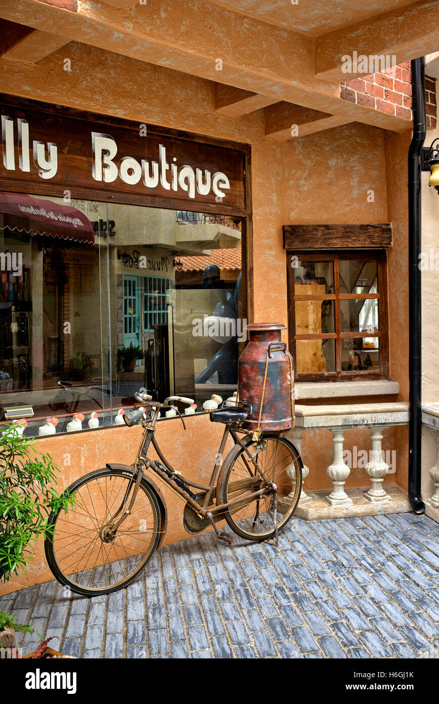 Boutique café francese e una vecchia bicicletta con churn latte parcheggiata fuori dalla Francia Europa Foto Stock