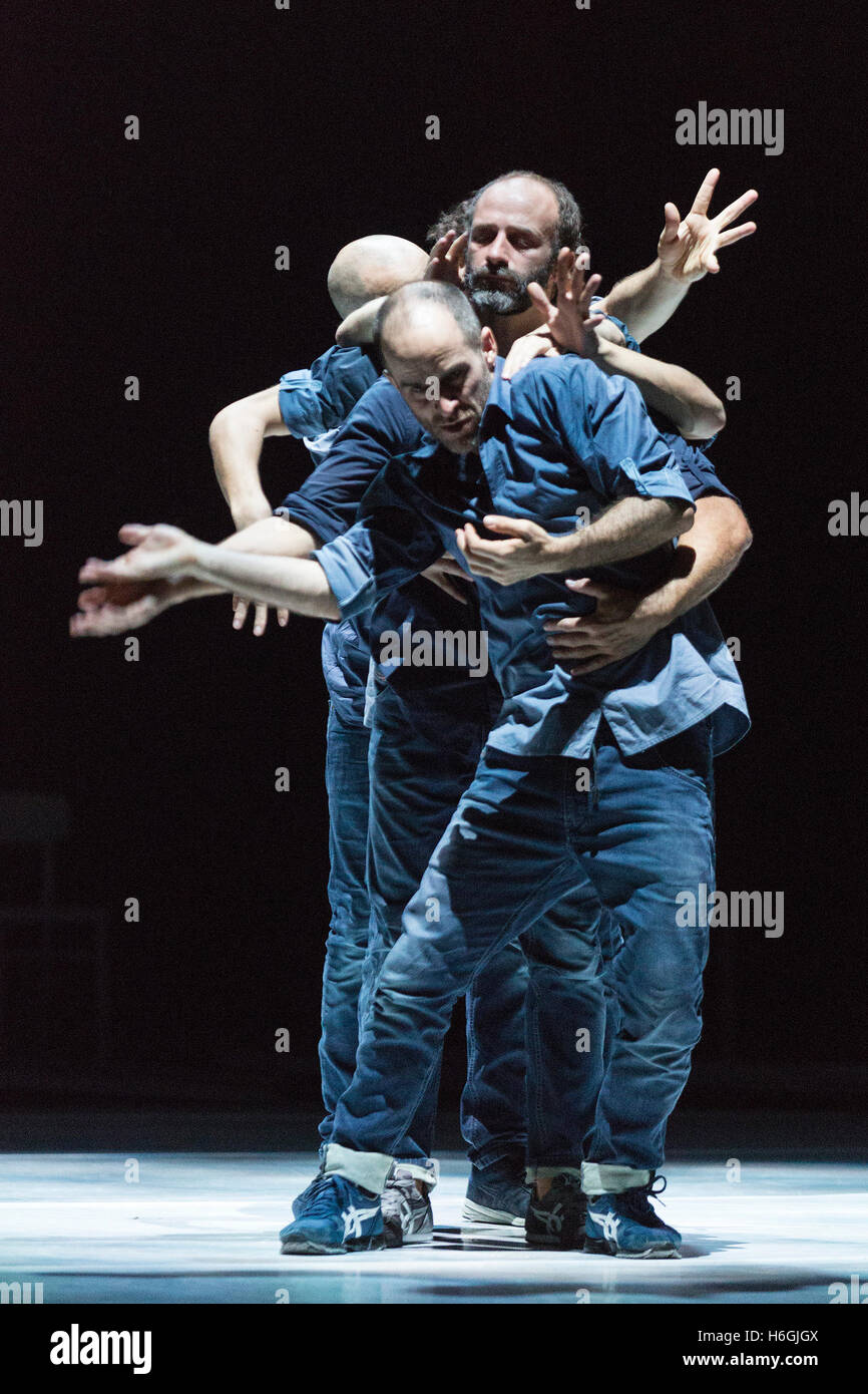 Londra, Regno Unito. Il 27 ottobre 2016. Sadler's Wells associare artista Sidi Larbi Cherkaoui ritorna ad eseguire sul palco a Sadler's Wells con Fractus V, una produzione dalla sua società Eastman. Esso presenta un cast maschile di esecutori - Sidi Larbi Cherkaoui, Dimitri Jourde, Johnny M. Lloyd, Patrick William Seebacher (2 Face) e Fabien Thome. Il lavoro è stato originariamente creato in occasione del quarantesimo anniversario del Tanztheater Wuppertal Pina Bausch. Spettacoli a Sadler's Wells il 27 e 28 ottobre. Foto Stock