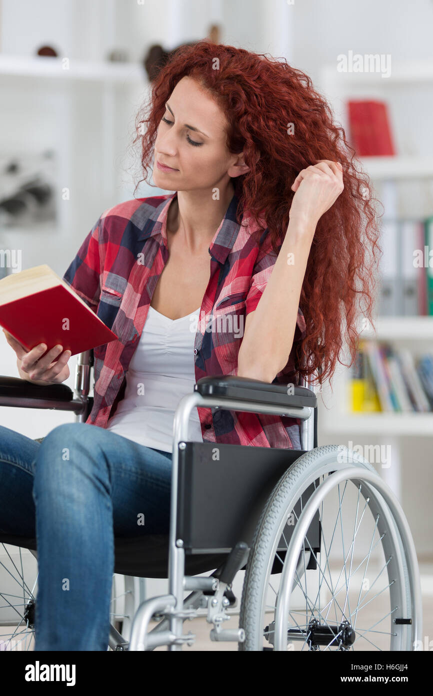 Giovane donna disabile su sedia a rotelle con lavatrice Foto stock - Alamy