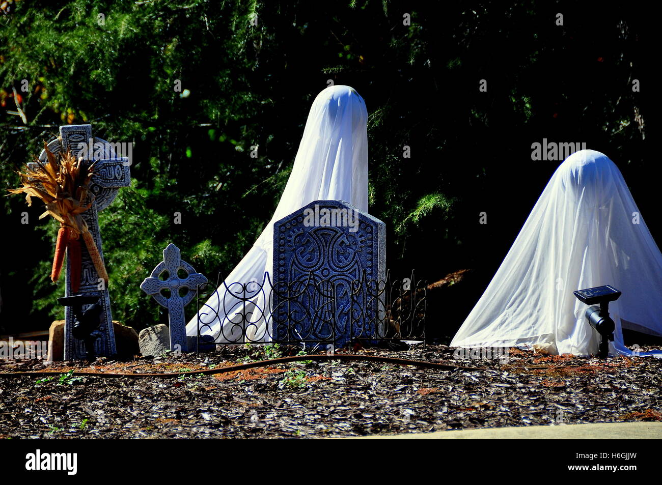 Chapel Hill, North Carolina - Ottobre 28, 2016: i fantasmi e lapidi decorazioni di Halloween nel cortile di una casa privata Foto Stock