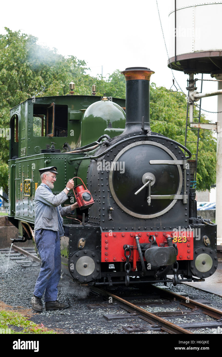 Welshpool e Llanfair railway driver del motore che frequentano per la lubrificazione della contessa di Raven station,Welshpool, Galles Foto Stock