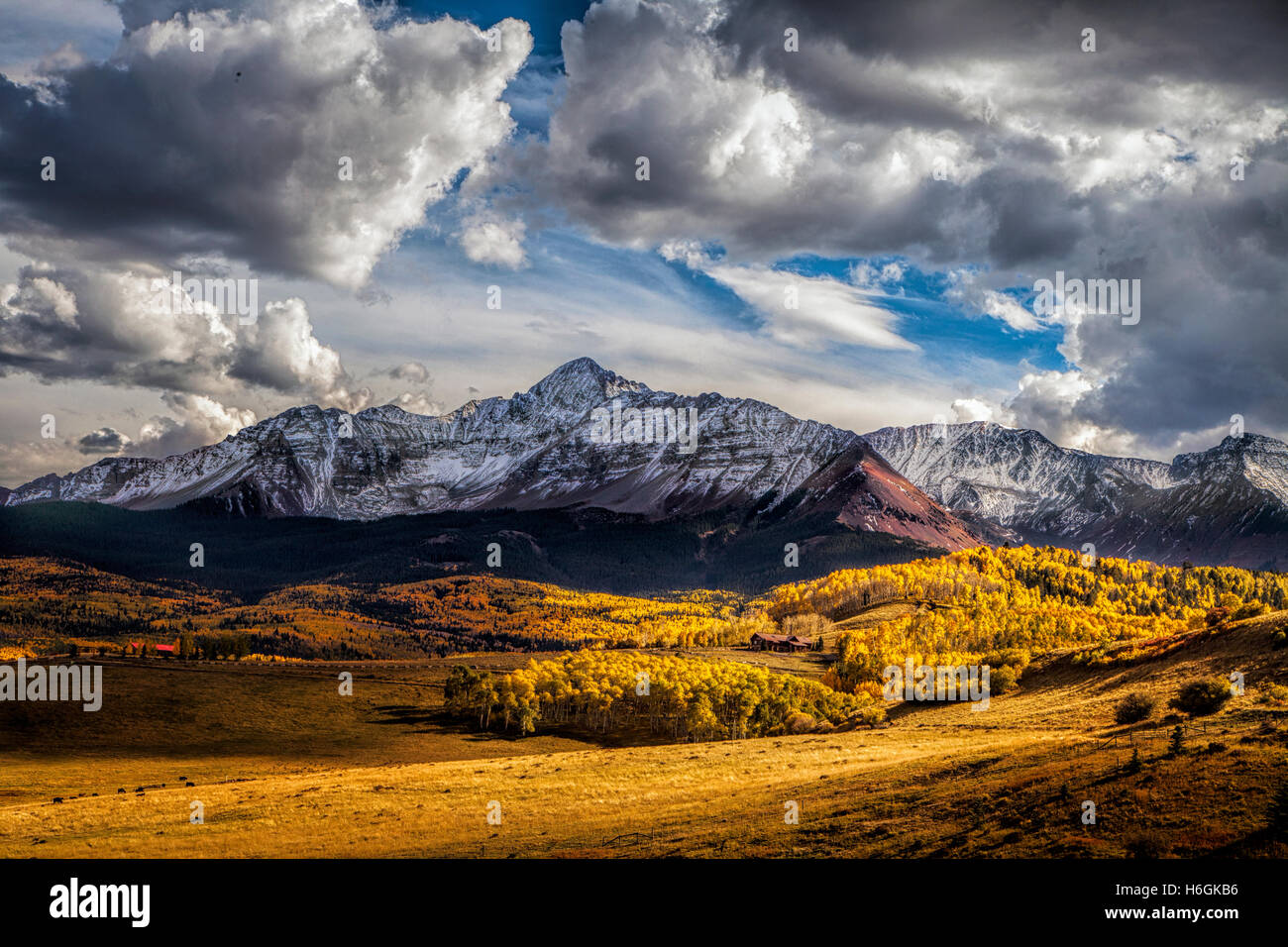 Bold nuvole appendere sul monte Wilson in Colorado in autunno Foto Stock