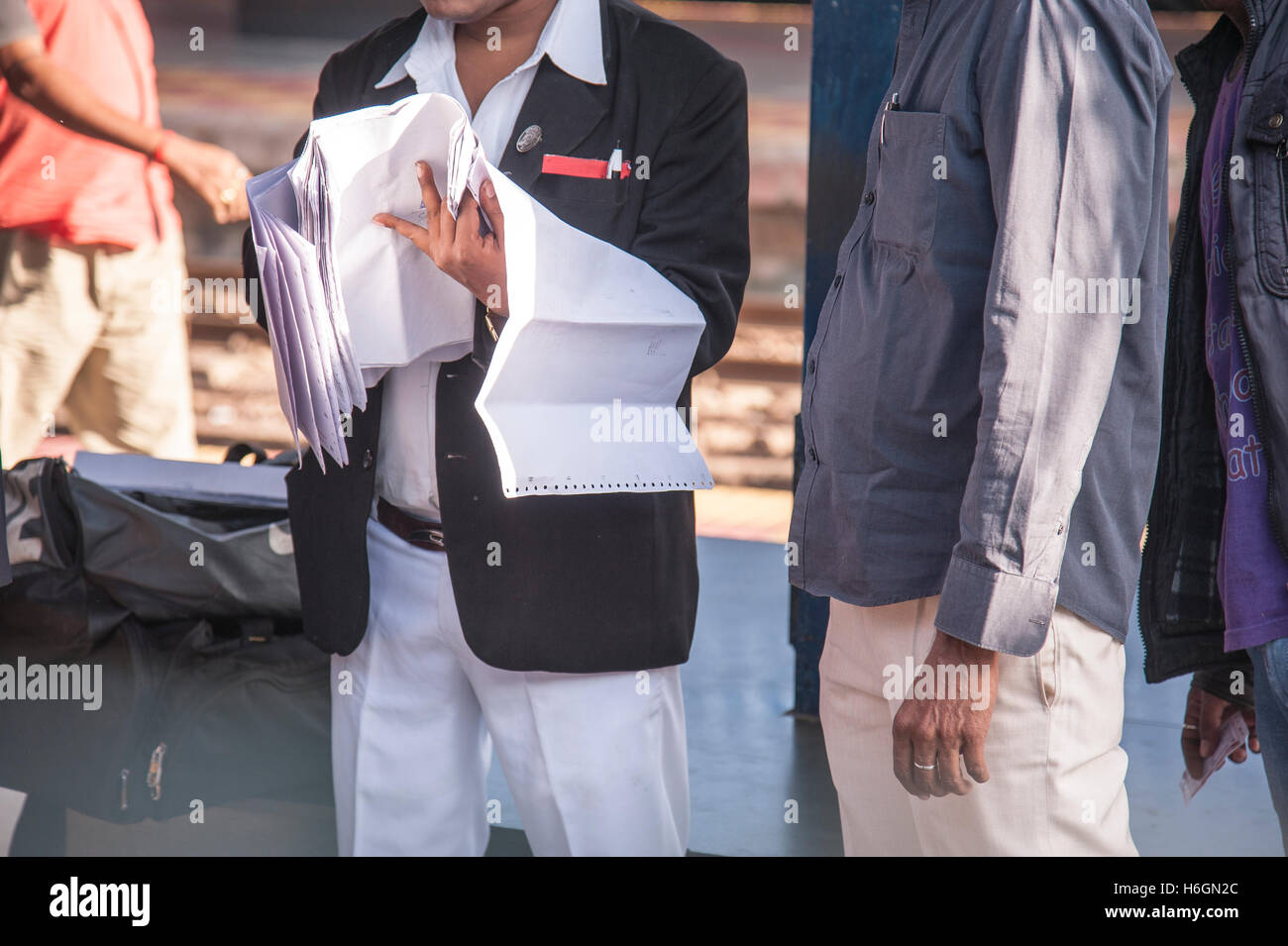 Collettore di biglietteria(ticket checker ) in corrispondenza della piattaforma di Durg Stazione ferroviaria chhattisgarh india Foto Stock Collettore di biglietteria(ticket checker ) in corrispondenza della piattaforma di Durg Stazione ferroviaria chhattisgarh india Foto Stock