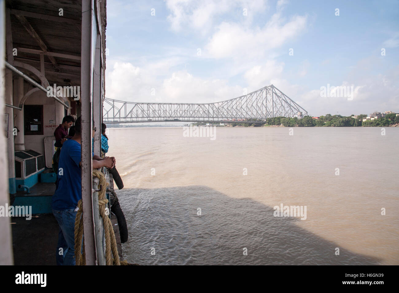 Traghetto trasporto in barca sul Fiume Hooghly quella di Howrah Bridge Kolkata West Bengal India Foto Stock