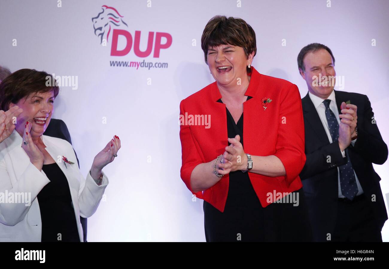 Primo Ministro e DUP leader Arlene Foster dopo la consegna il suo discorso ai delegati al DUP conferenza annuale a La Mon Hotel in Dundonald, Belfast. Foto Stock