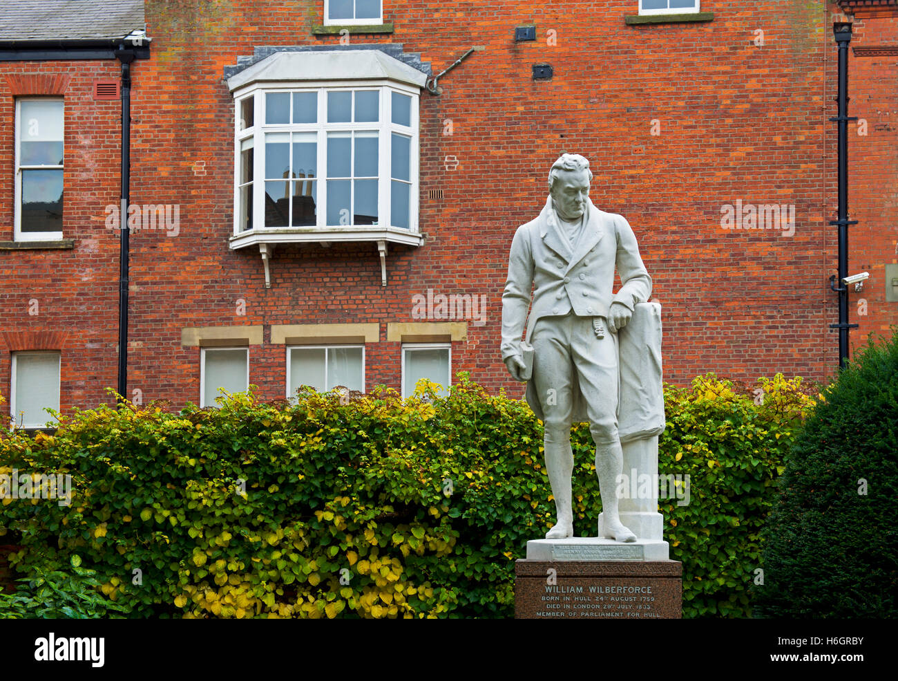 Statua di William Wilberforce al di fuori del William Wilberforce Museum, Kingston-on-Hull, Humberside, East Yorkshire, Inghilterra, Regno Unito Foto Stock