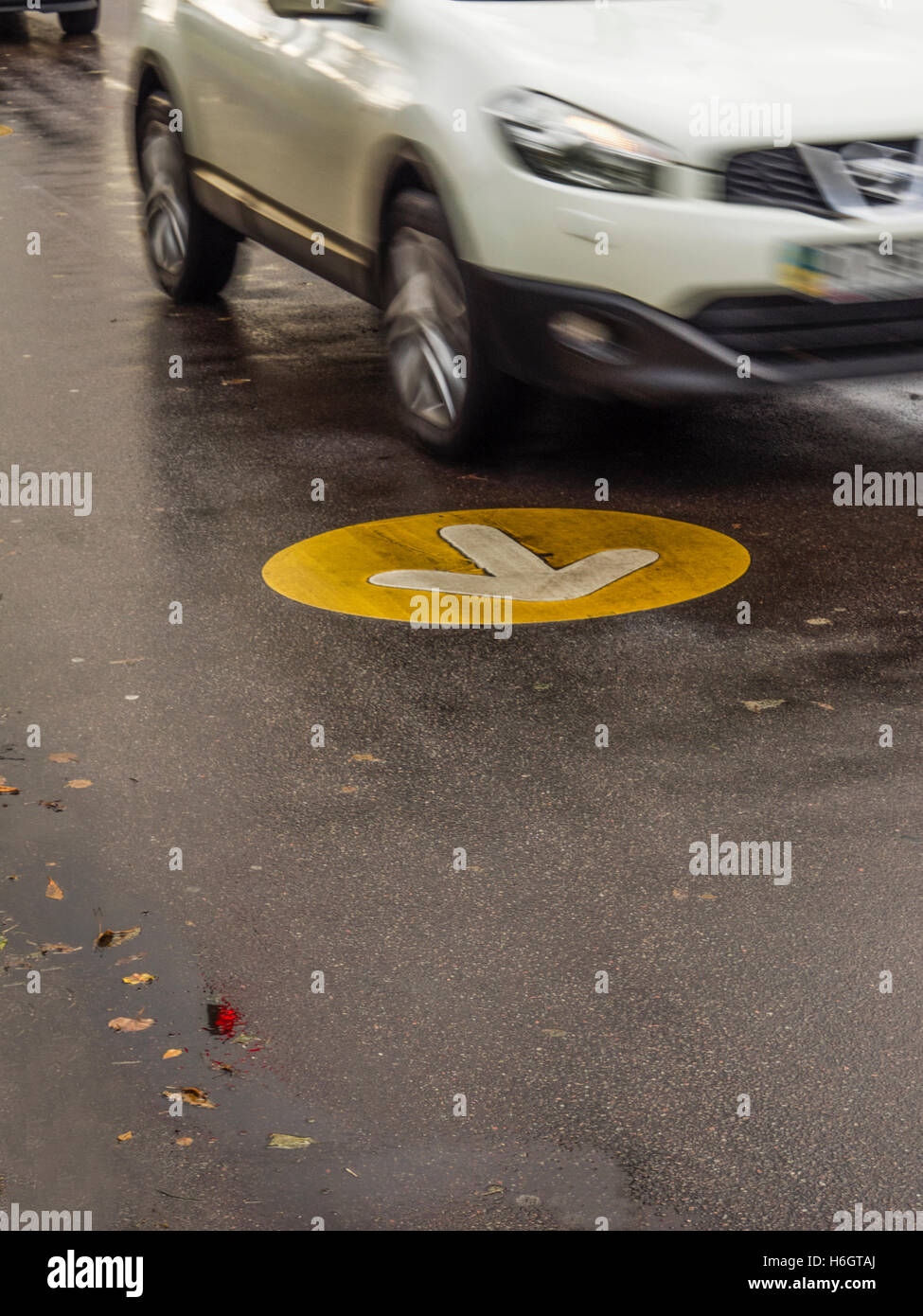Corse in auto sulla strada bagnata, che disegnare una freccia che indica la direzione di movimento Foto Stock