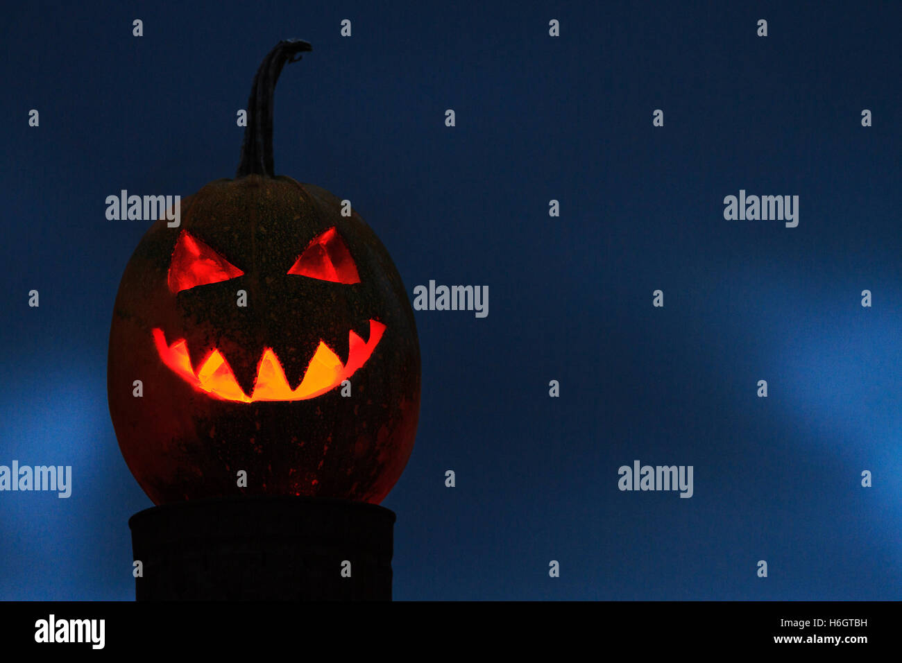 Festa di halloween ,testa di zucca sul cielo spaventoso Foto Stock
