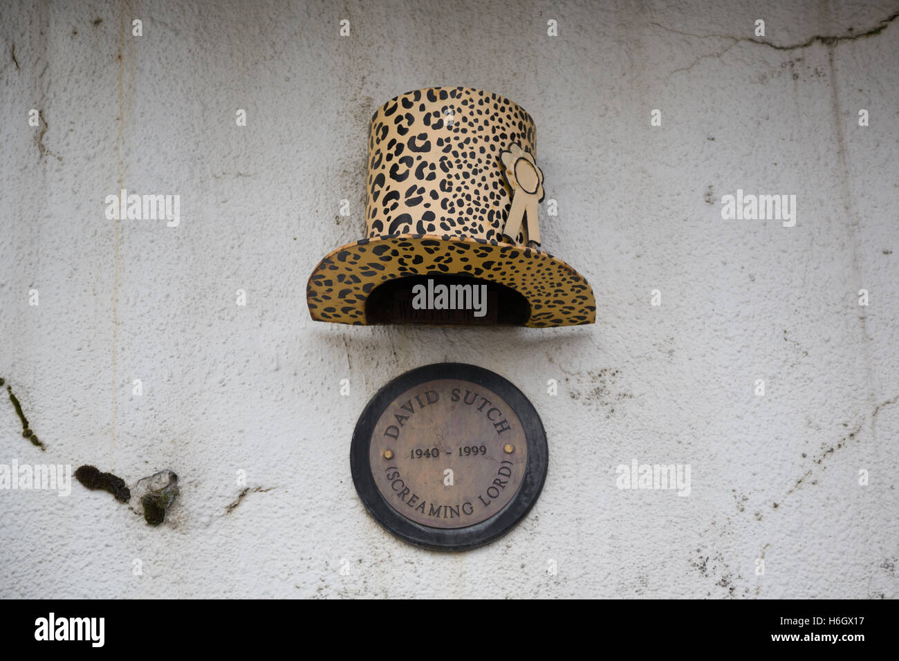 Memoriale di David Sutch - Screaming Lord Sutch - al di fuori del Neuadd Arms, Llanwrtyd Wells. Foto Stock