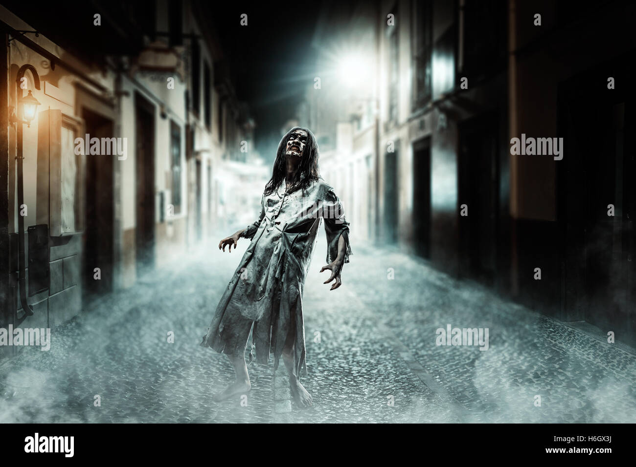 Zombie horror sulla strada. Halloween. Foto Stock