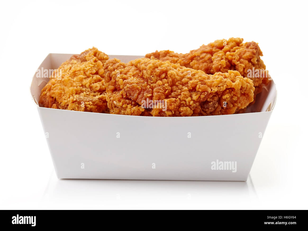 Panate le ali di pollo in bianco cardbord box isolati su sfondo bianco Foto Stock