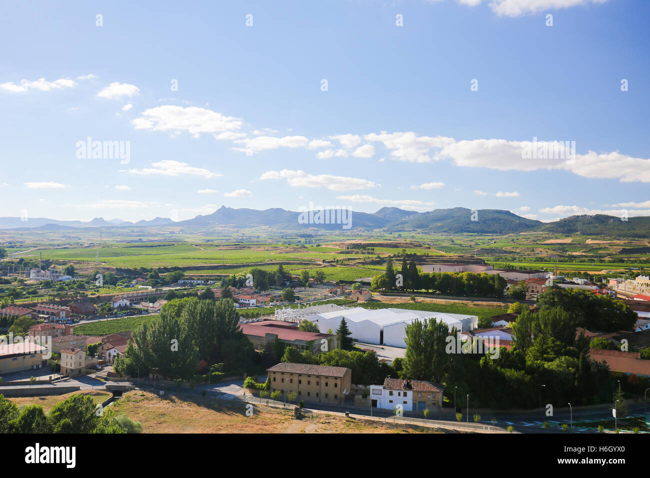 Vista sul famoso Bodegas o case di vino e vigneti di La Rioja Alta regione vinicola vicino a Haro, La Rioja, Spagna Foto Stock