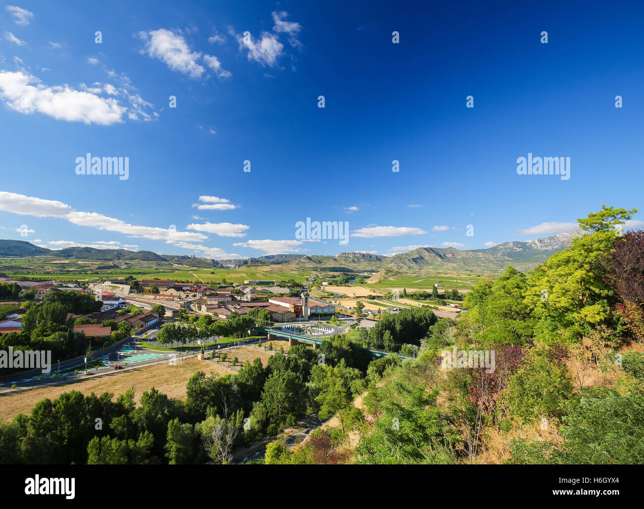 Vista sul famoso Bodegas o case di vino e vigneti di La Rioja Alta regione vinicola vicino a Haro, La Rioja, Spagna Foto Stock