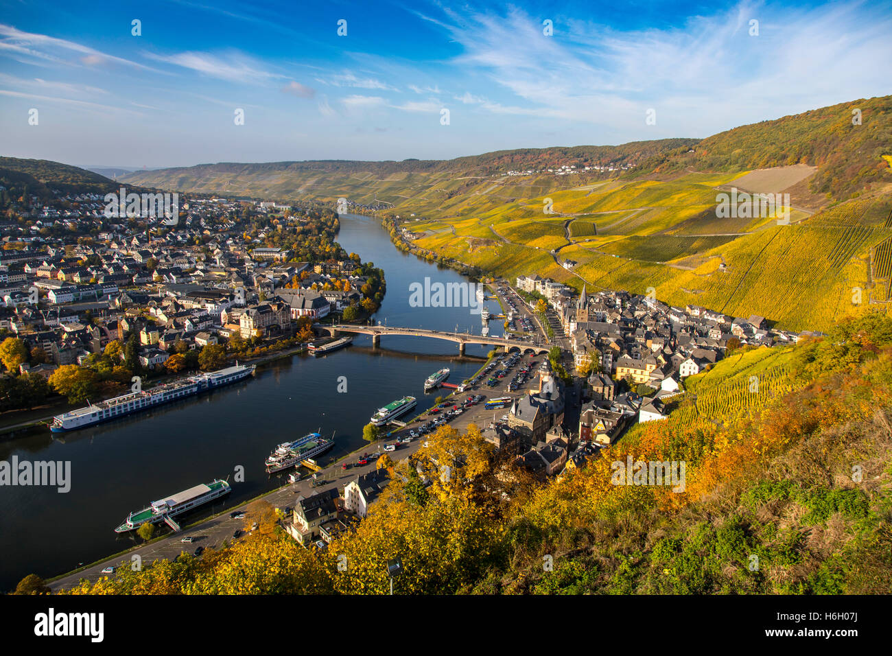 La città di Bernkastel-Kues, nella valle della Mosella, sul fiume Mosella, la città vecchia, la viticoltura regione, vigneti, Germania Foto Stock