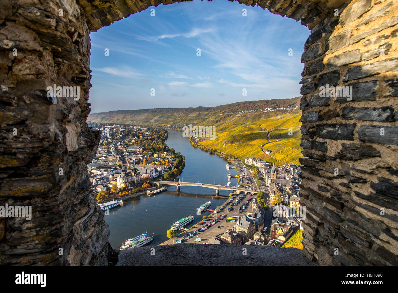 La città di Bernkastel-Kues, nella valle della Mosella, sul fiume Mosella, la città vecchia, la viticoltura regione, vigneti, Germania Foto Stock