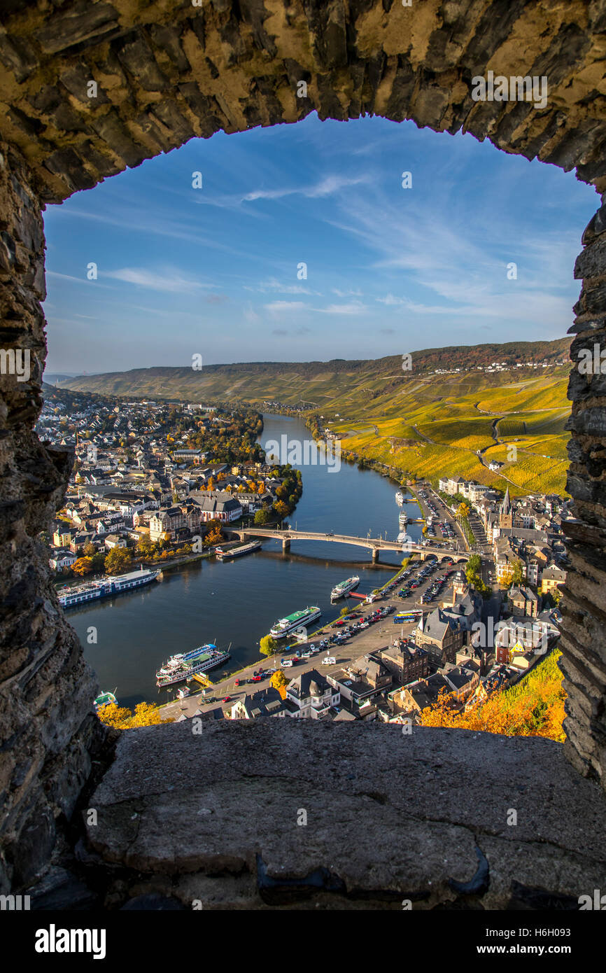 La città di Bernkastel-Kues, nella valle della Mosella, sul fiume Mosella, la città vecchia, la viticoltura regione, vigneti, Germania Foto Stock