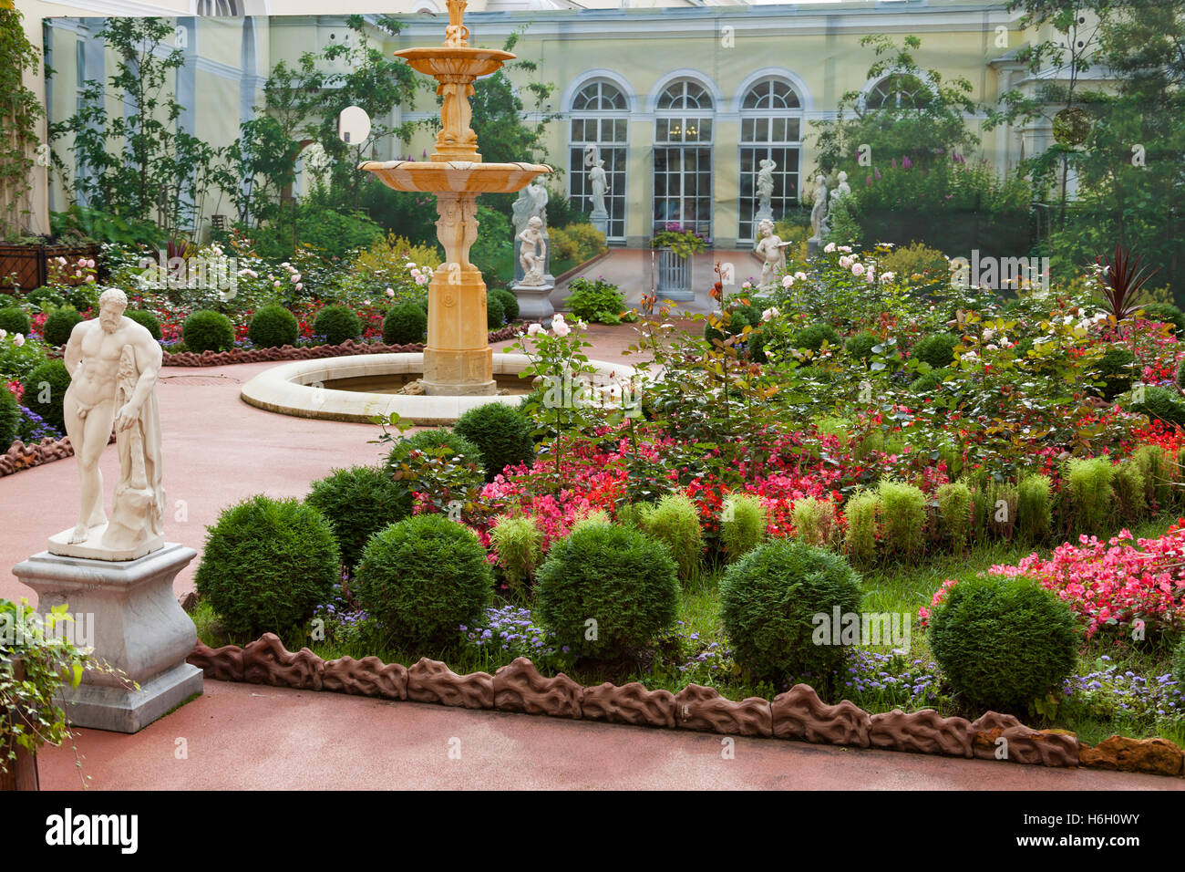 Cortile con giardino al di fuori del padiglione Hall, Museo Hermitage di San Pietroburgo, Russia Foto Stock