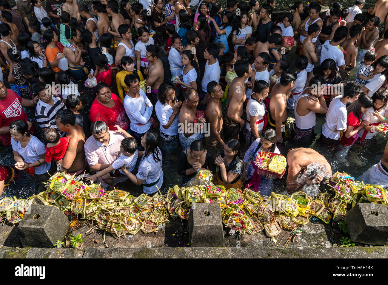 Pura Tirta Empul ("santo tempio di Primavera") è un Balinese indù tempio dell'acqua compreso il suo santo acqua sorgiva, a Bali (Indonesia) Foto Stock