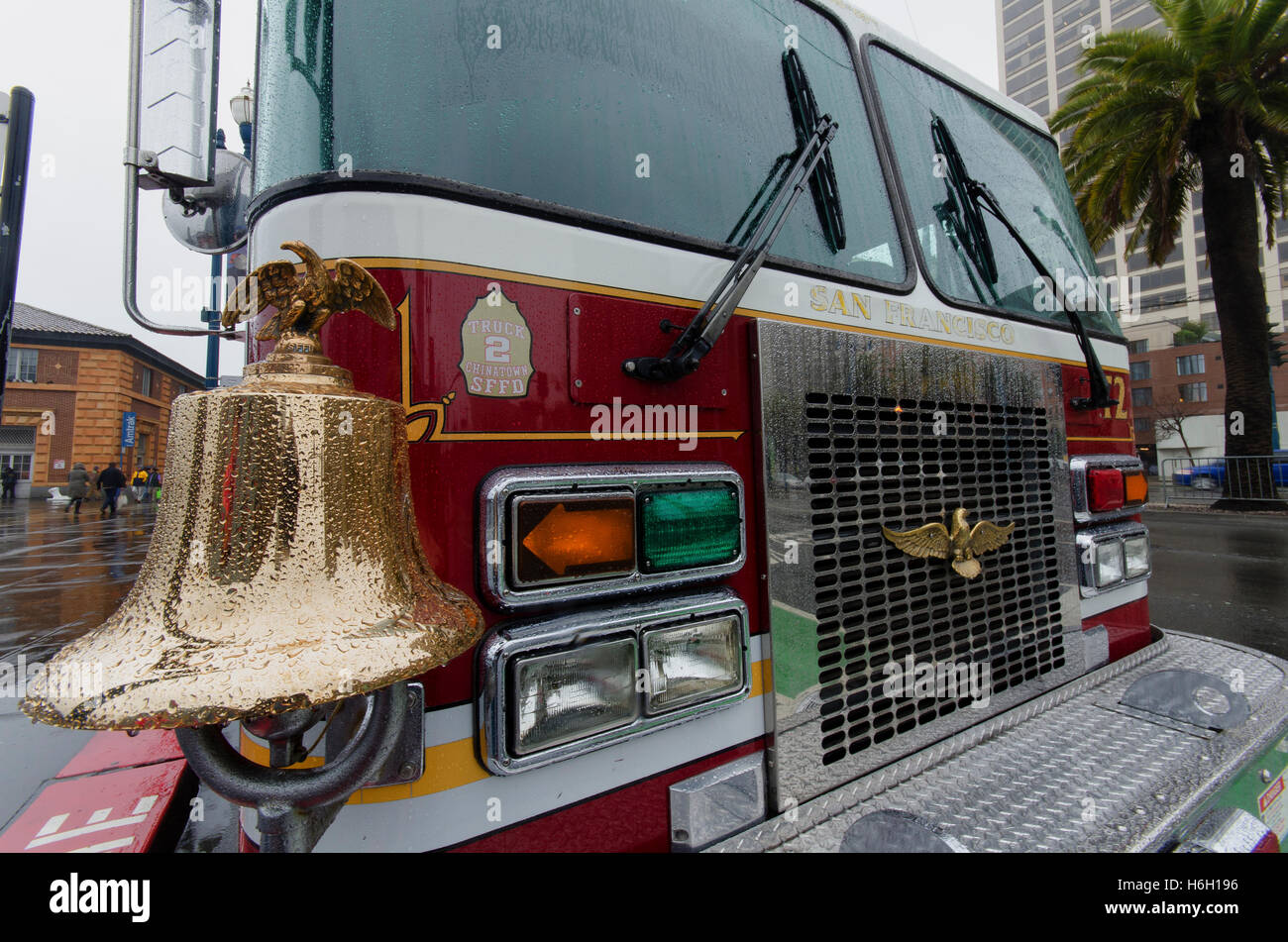 Un brillante gold bell adorna la parte anteriore di un San Francisco scala a carrello seduta in caso di pioggia l'Embarcadero. Foto Stock