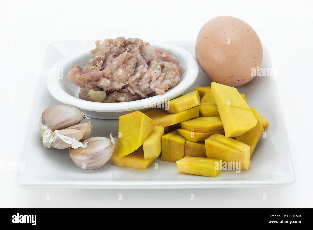 Alimenti crudi di zucca fritti, carne di maiale e uova Foto Stock