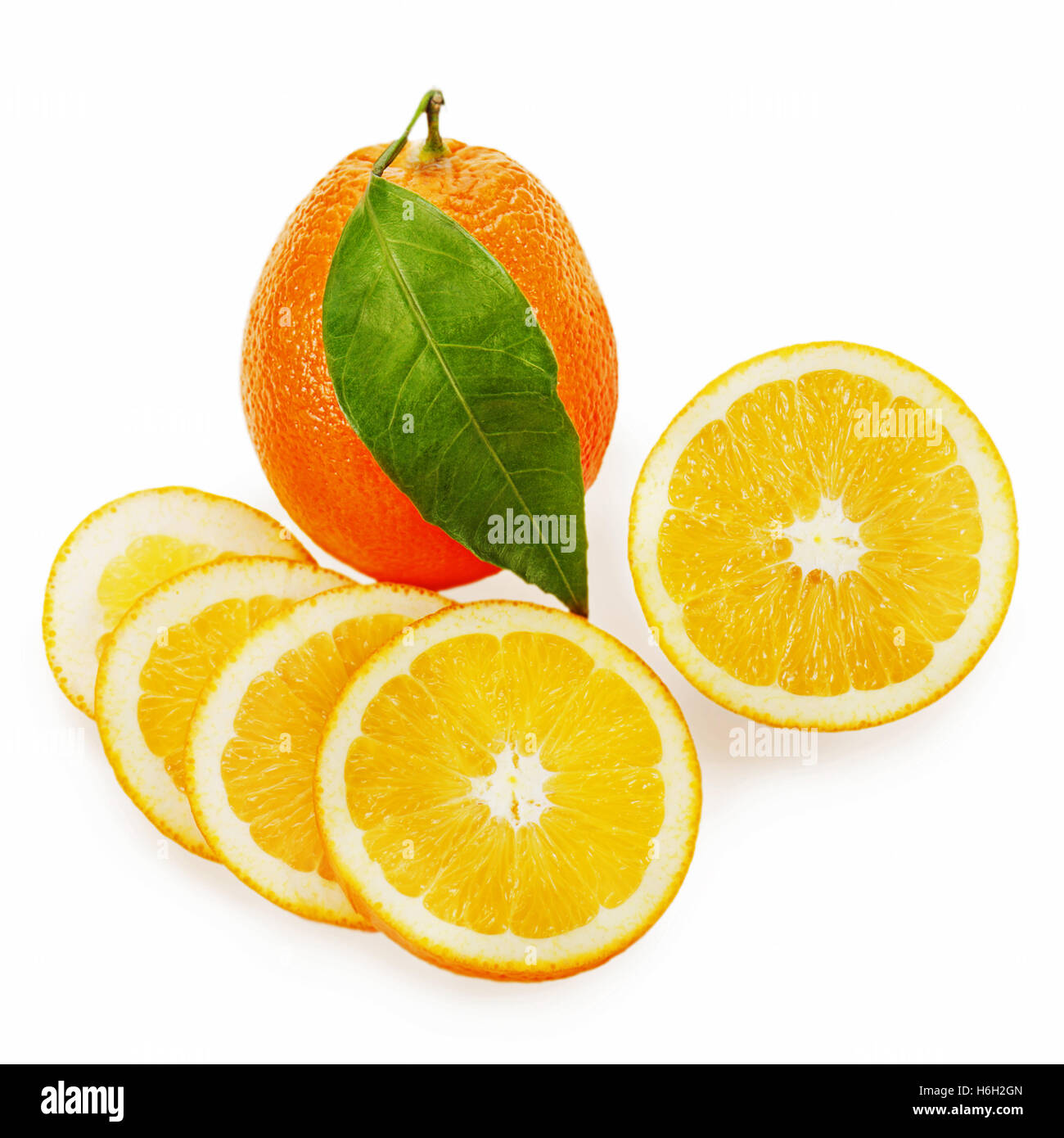 Freschi maturi frutti arancione con taglio e foglie verdi isolati su sfondo bianco. Foto Stock