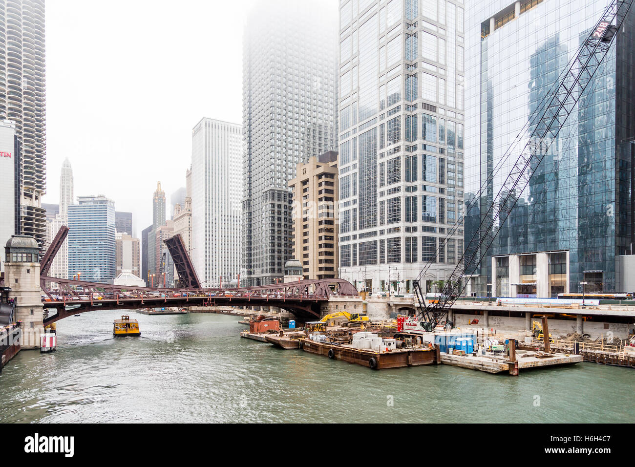Il fiume giallo taxi e costruzione Foto Stock