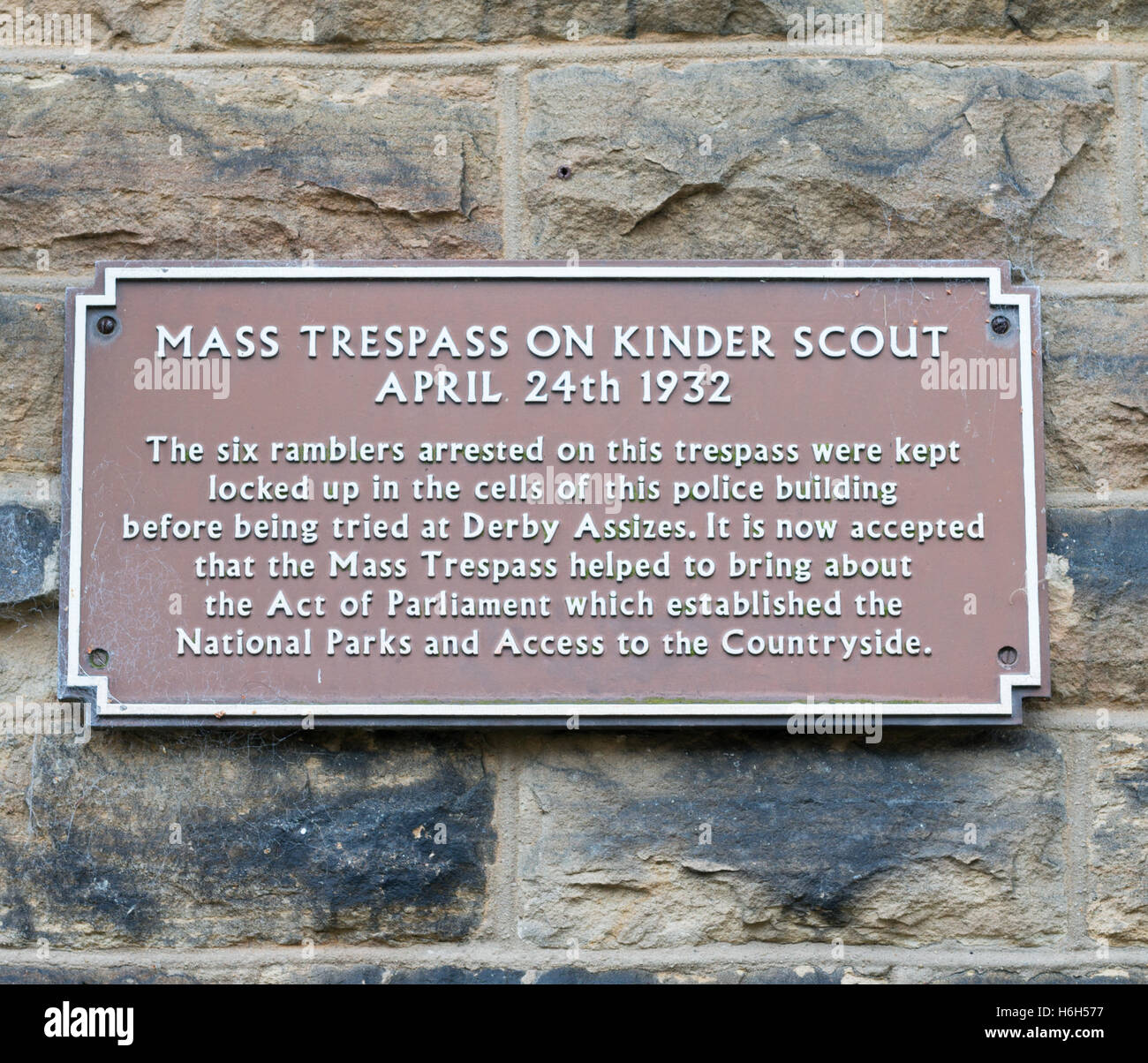 Massa sulla trasgressione Kinder Scout ,segno sulla vecchia stazione di polizia di New Mills, Derbyshire, England, Regno Unito Foto Stock