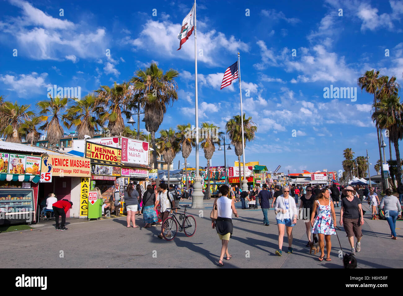 La gente camminare a Venezia lungomare pedonale, Los Angeles Foto Stock