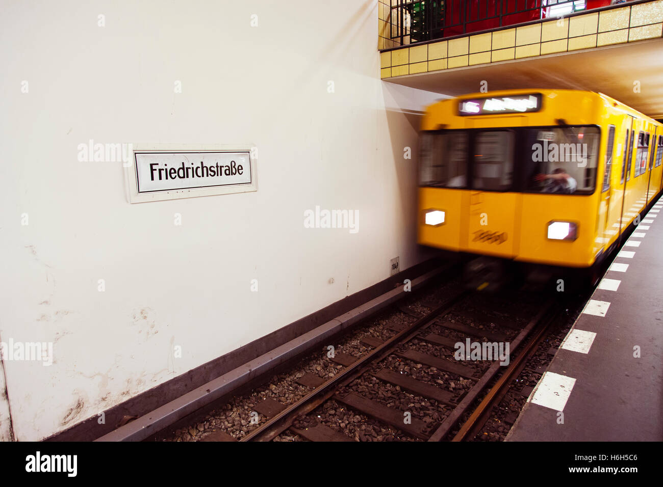 U6 U-Bahn treno arrivando alla piattaforma della stazione di Friedrichstrasse. Foto Stock