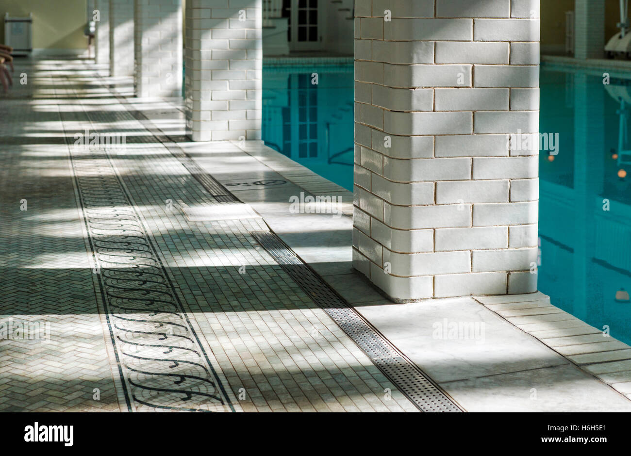 Vista astratta di sun & ombre sulla piastrella nei dintorni di molla interna-alimentato piscina; Omni Bedford Springs Resort & Spa; Bedford Foto Stock