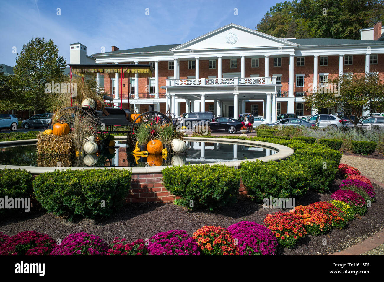 Vista esterna del inn; chiara giornata di sole; Omni Bedford Springs Resort & Spa; Bedford; Pennsylvania; USA Foto Stock