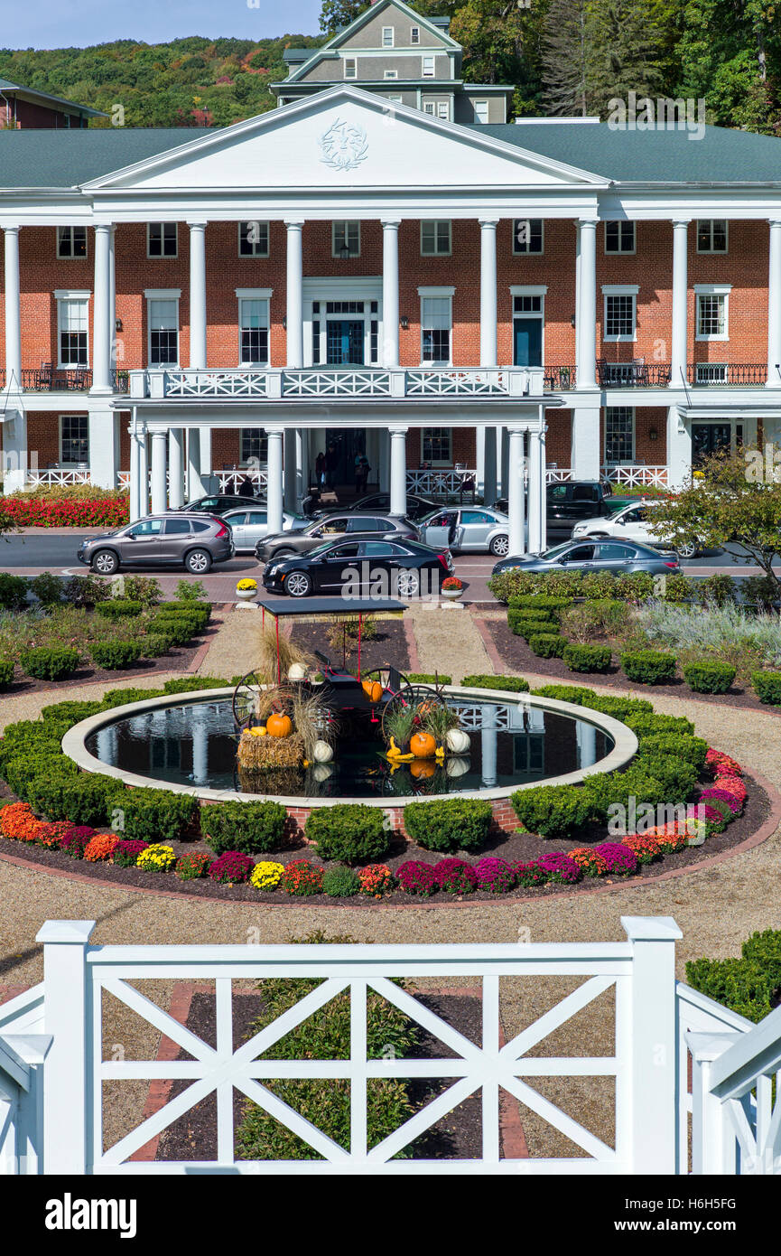 Vista esterna del inn; chiara giornata di sole; Omni Bedford Springs Resort & Spa; Bedford; Pennsylvania; USA Foto Stock