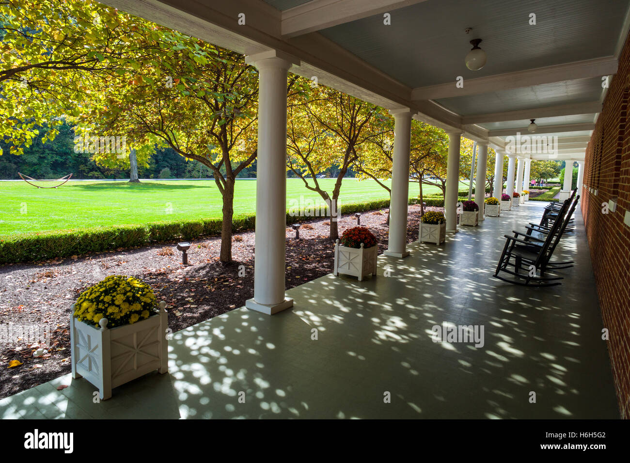 Sun pezzata porches con classiche sedie a dondolo; Omni Bedford Springs Resort & Spa; Bedford; Pennsylvania; USA Foto Stock