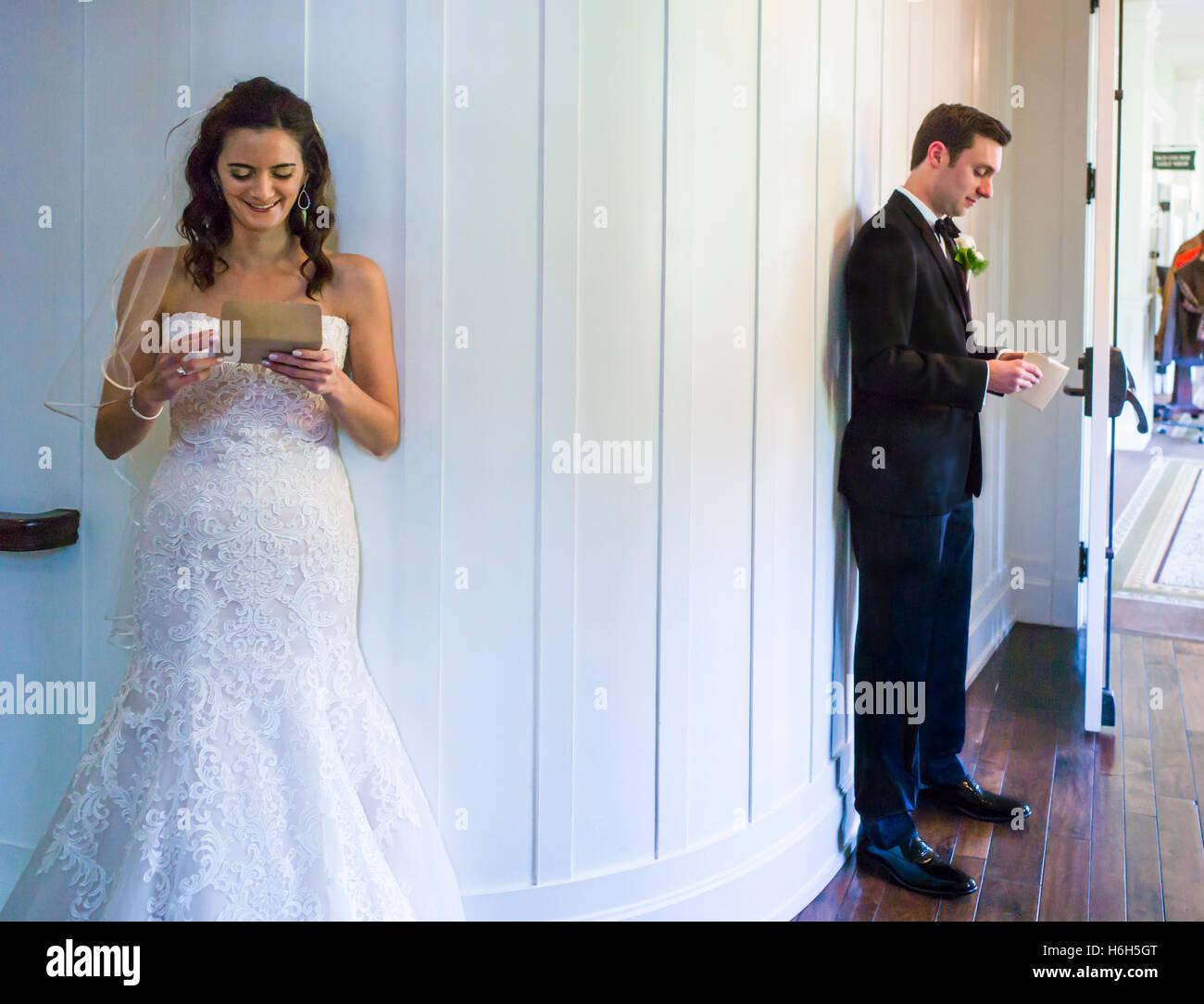 Matrimonio sposa e lo sposo lettura lettere personali prima della cerimonia; Omni Bedford Springs Resort & Spa; Bedford; Pennsylvania; USA Foto Stock