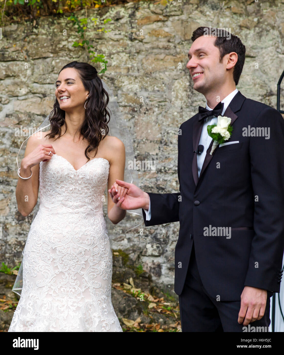 Sposa e lo sposo prendendo i voti di nozze; giardino esterno cerimonia; Omni Bedford Springs Resort & Spa; Bedford; Pennsylvania; USA Foto Stock