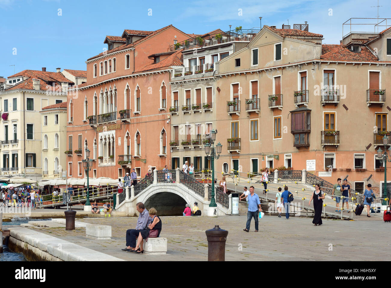 Waterfront Riva degli Schiavoni con turisti in San Marco di Venezia in Italia. Foto Stock