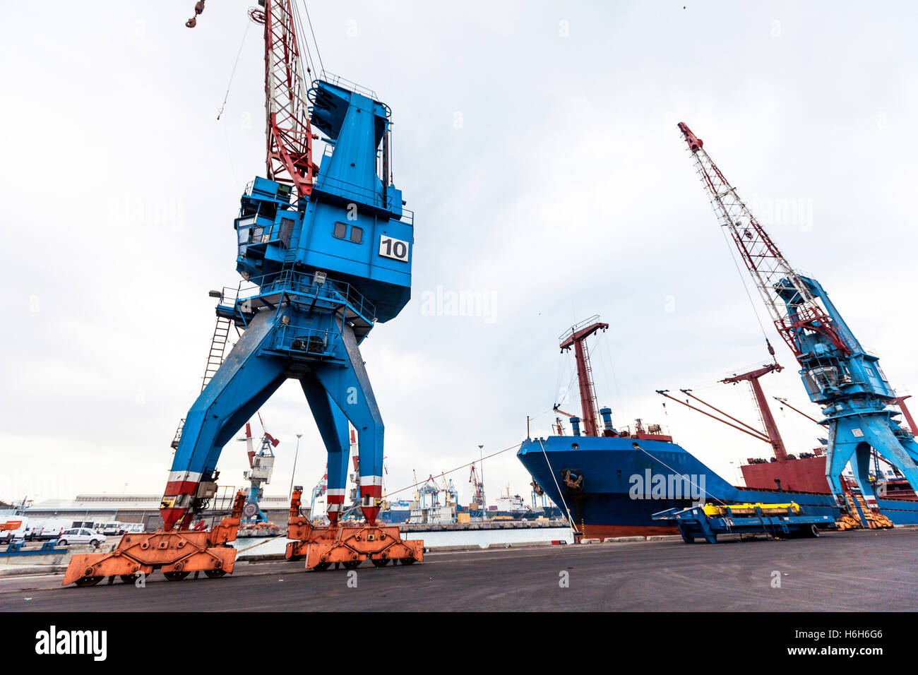 Un enorme gru in un porto commerciale. Foto Stock