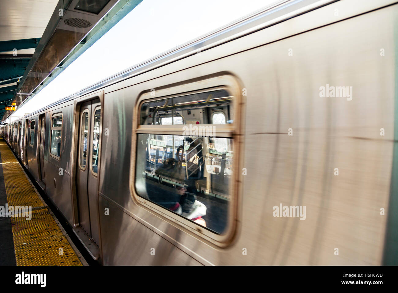 J stazione metropolitana che arrivano alla stazione di New York. Foto Stock