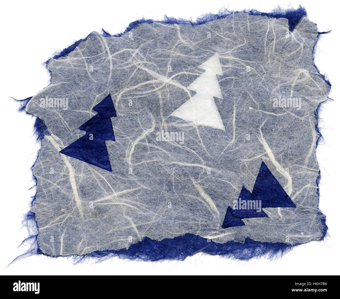 Texture di bianco e blu di carta di riso con un motivo di bianco e blu di alberi di pino decorare la superficie con i bordi strappati. Isolat Foto Stock