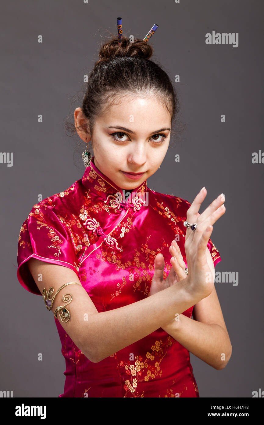 Studio shot di una donna nei suoi primi anni venti, indossando il tradizionale cinese e abbigliamento Kung-Fu postura. Foto Stock