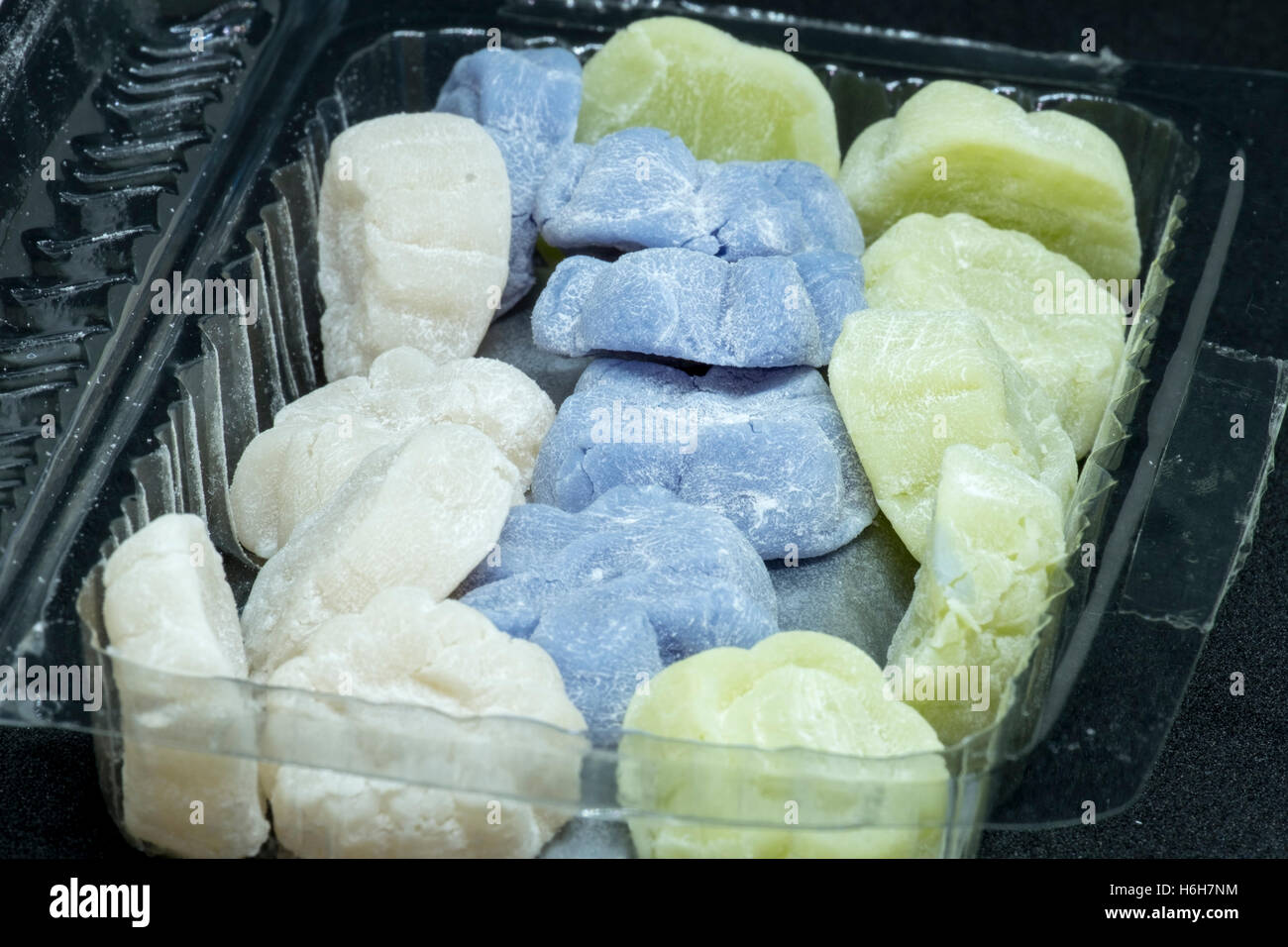 Thai dessert. Legge Aa candy realizzato a partire da farina di grano tenero, farina di ceci, noce di cocco, lo zucchero e il colorante alimentare Foto Stock