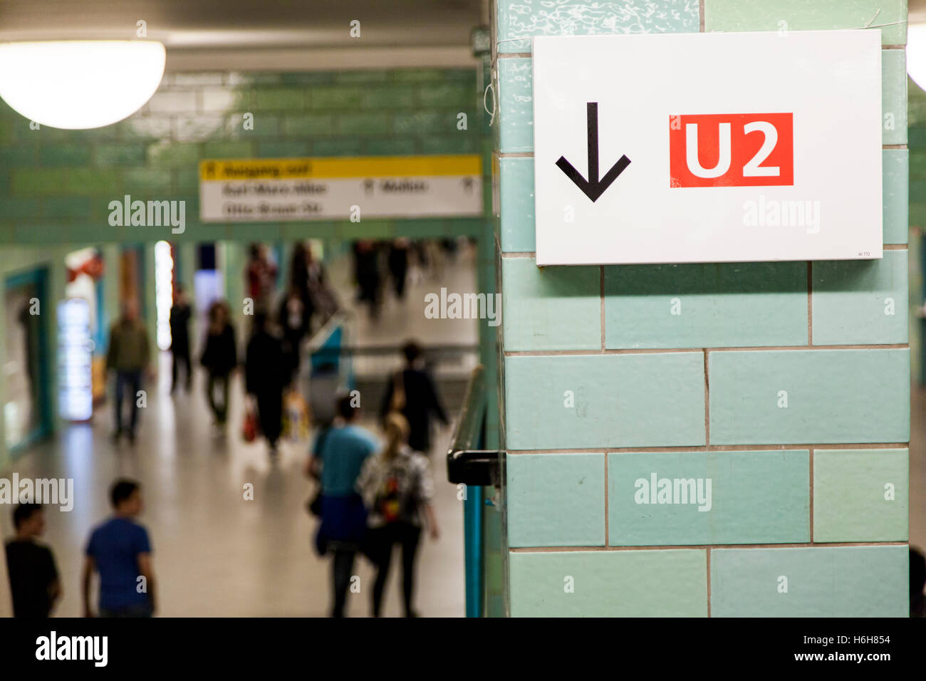Un segno che mostra il modo in cui la U2 U-Bahn treno in una stazione occupata a Berlino, Germania. Foto Stock