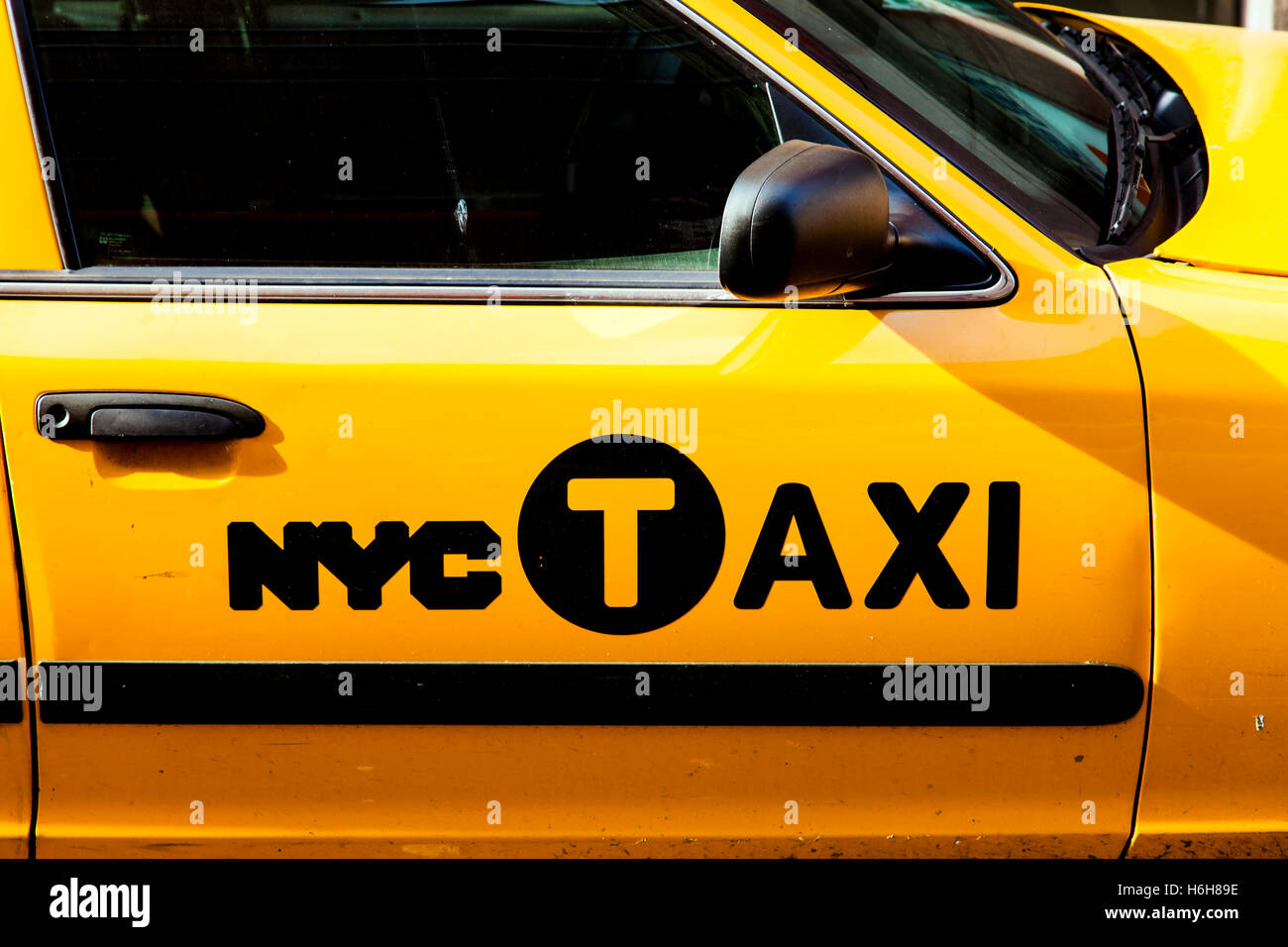 Close up di un giallo New York taxi porta. Foto Stock