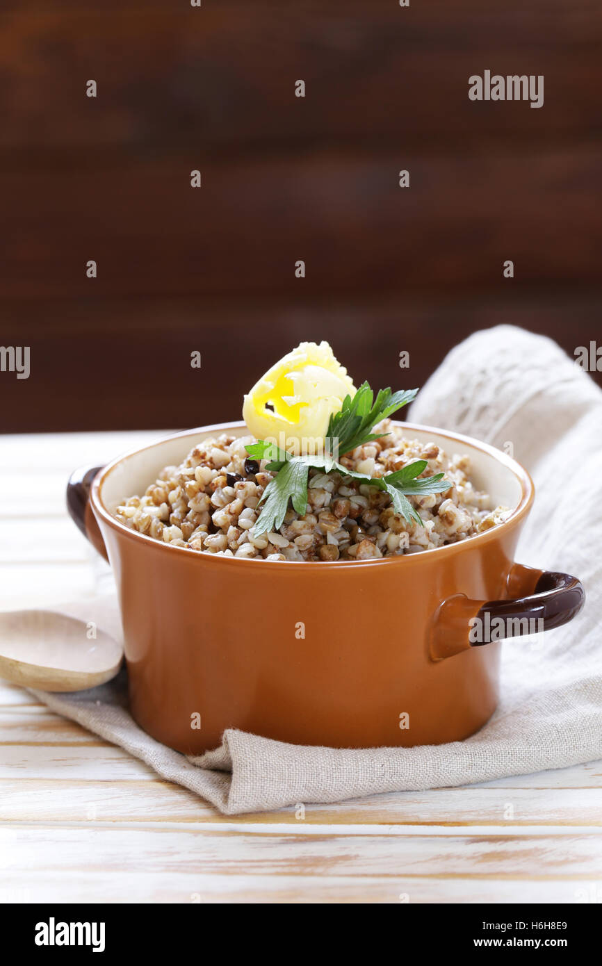 Organici naturali di cereali di grano saraceno. Bollito di grano saraceno porridge in una pentola. Foto Stock