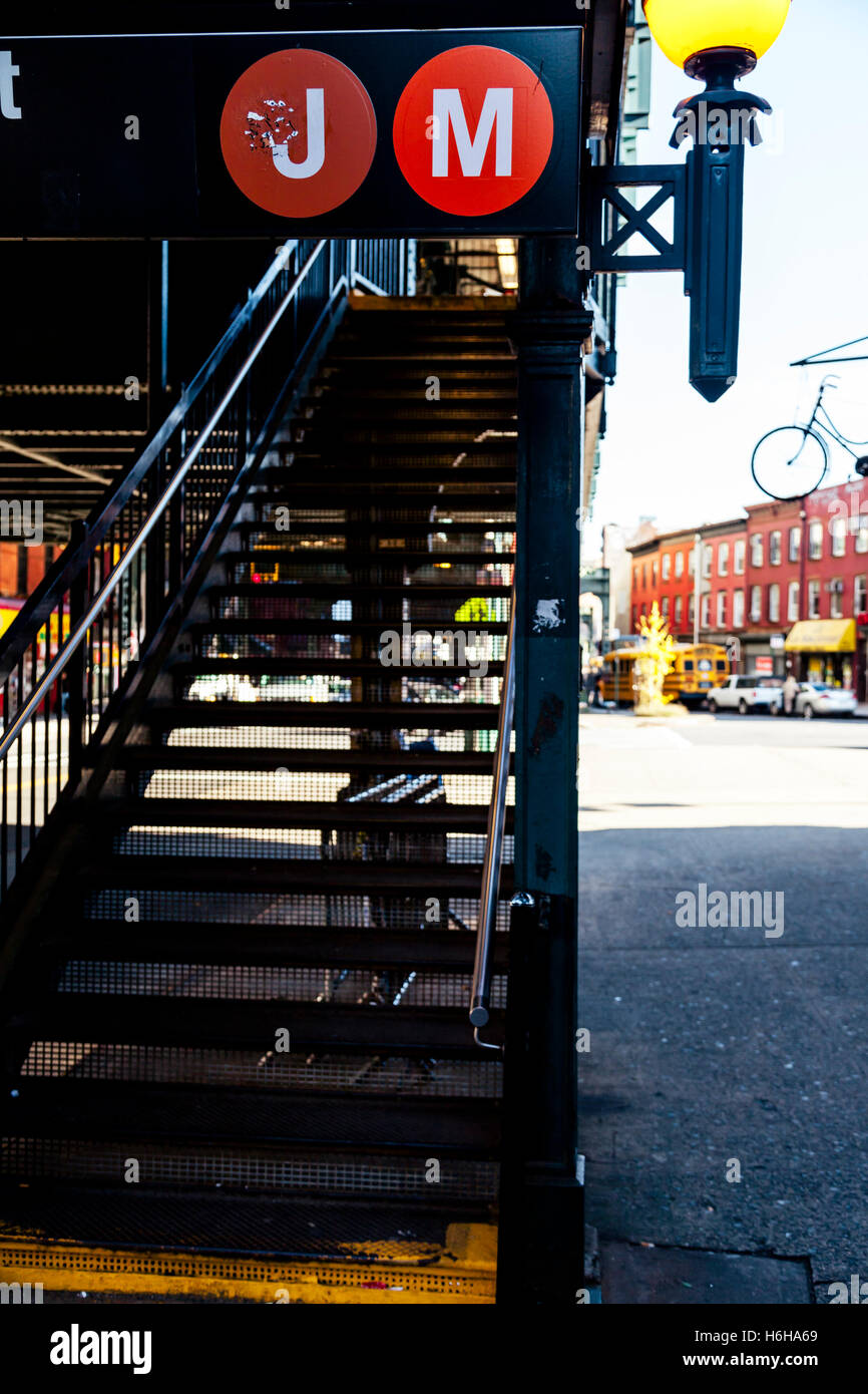 La scala di una stazione della metropolitana per la J e M linee su una strada di Brooklyn, New York. Foto Stock