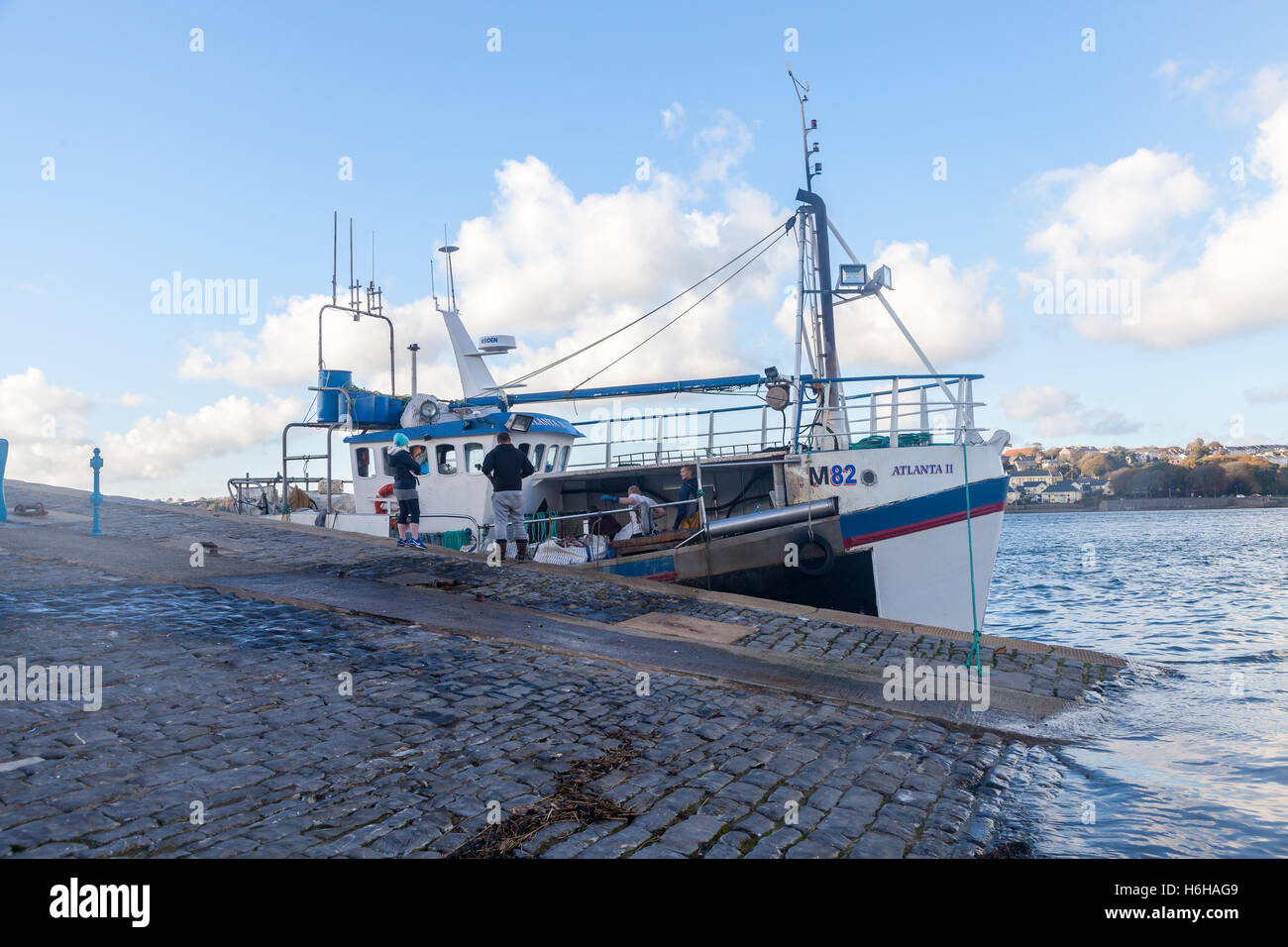 Barca da pesca equipaggio lo sbarco delle catture a Hobbs punto, Pembroke Dock, Wales, Regno Unito Foto Stock