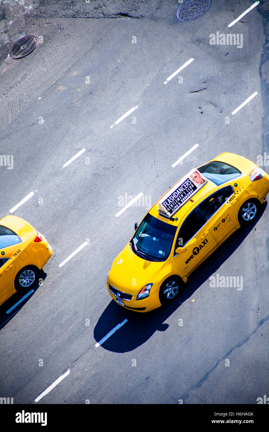 NEW YORK - NOV 11: elevato angolo di visione dei taxi di equitazione in una Manhattan, New York street il 11 novembre 2012. Foto Stock