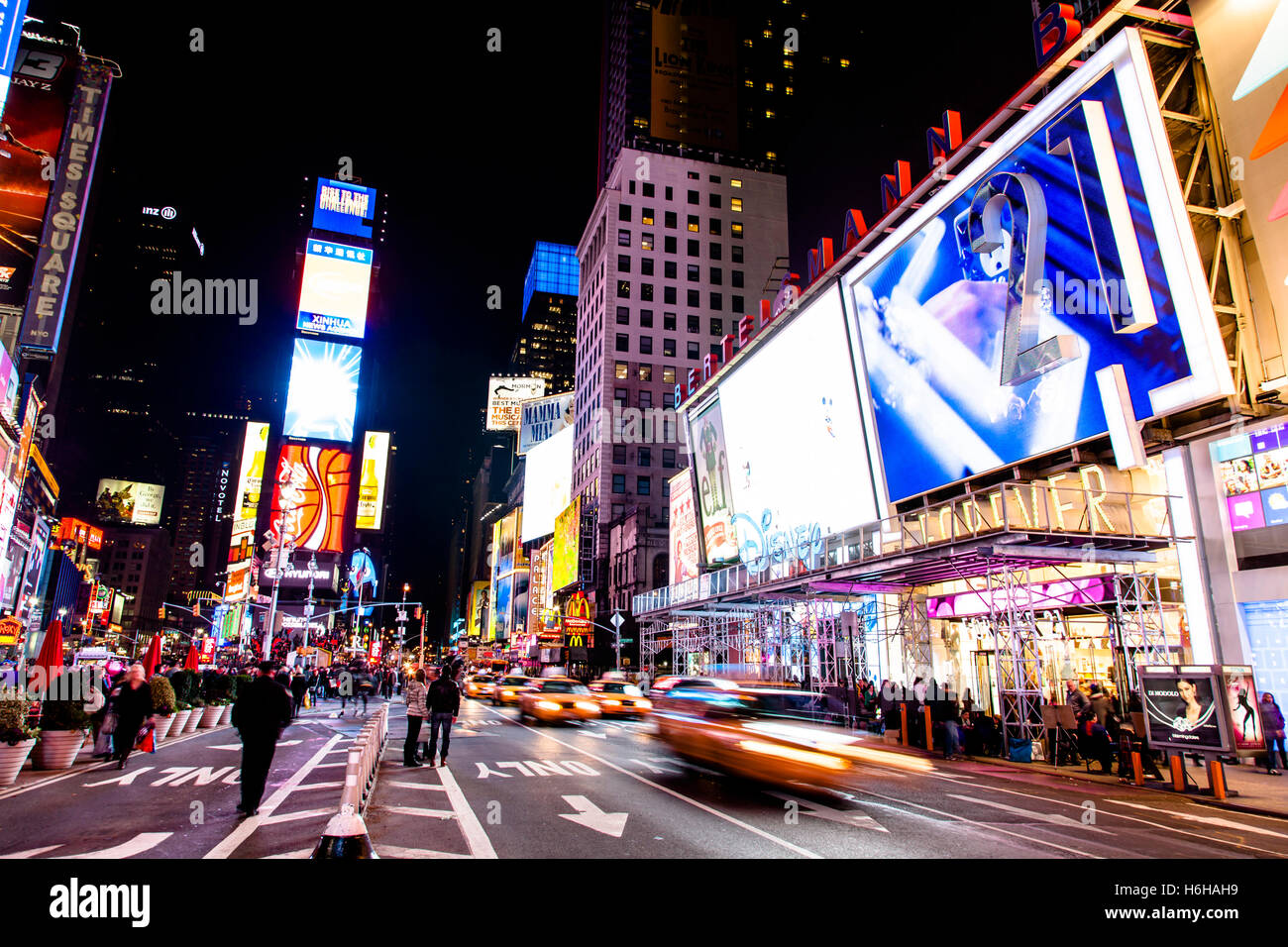 NEW YORK - NOV 11: Times Square occupato con pedoni e di commozione in New York, Stati Uniti d'America il 11 novembre 2012. Foto Stock