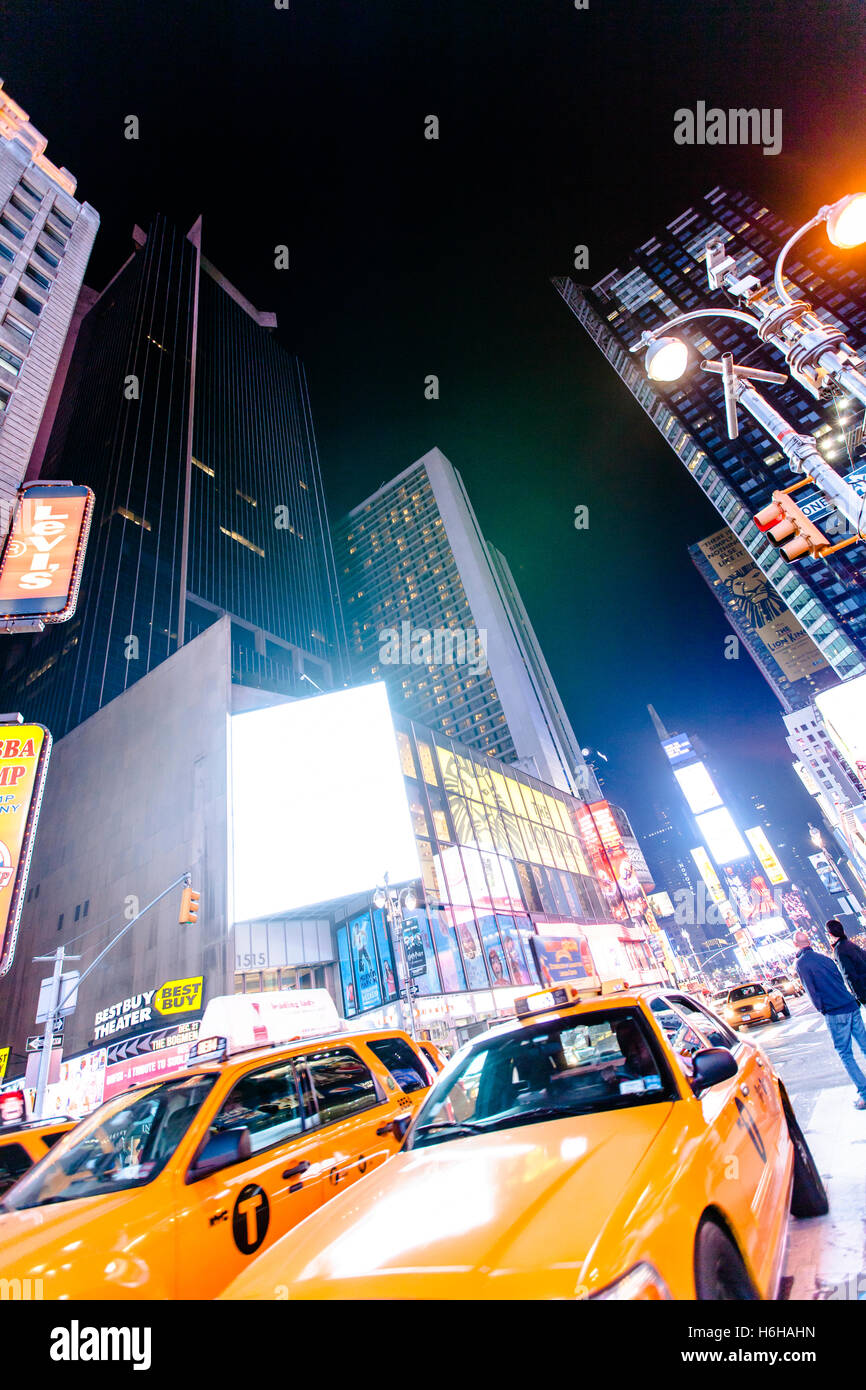 NEW YORK - NOV 11: Times Square occupato con il traffico e il trambusto in New York, Stati Uniti d'America il 11 novembre 2012. Foto Stock