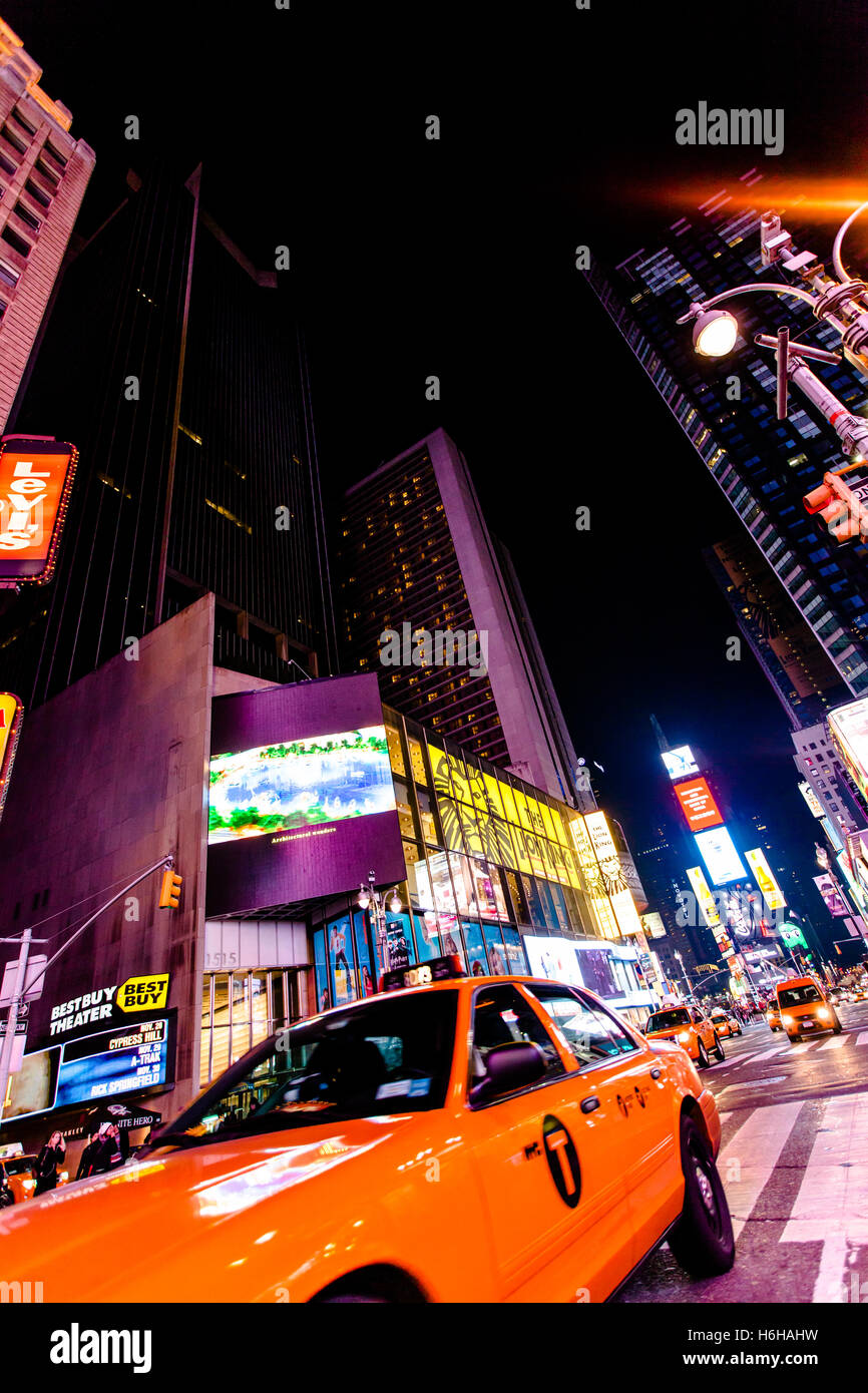 NEW YORK - NOV 11: Times Square occupato con il traffico e il trambusto in New York, Stati Uniti d'America il 11 novembre 2012. Foto Stock